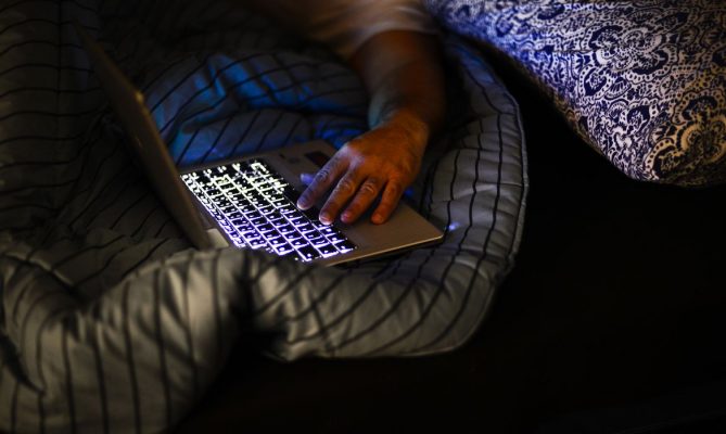 Sofre com insônia? Especialista dá dicas de como dormir melhor no verão