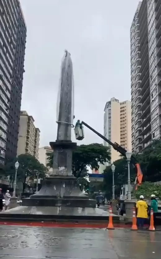 Pirulito da Praça Sete é coberto com ‘camisinha gigante’ em ação no Dia Mundial de Luta Contra a Aids