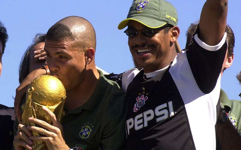 Vampeta aposta que Ronaldo será ‘garoto-propaganda’ no Cruzeiro