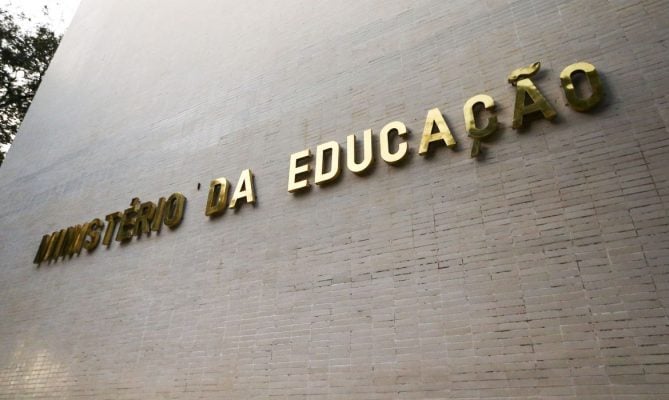 Educação básica brasileira regrediu até sete anos, graças à pandemia