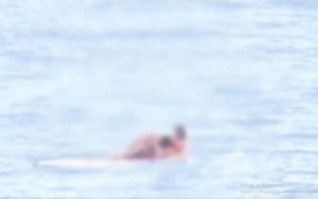SBT flagra casal em momento íntimo na praia; veja as imagens