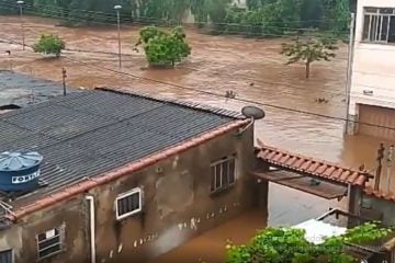 Rio Maranhão transborda e deixa vários bairros alagados em Congonhas