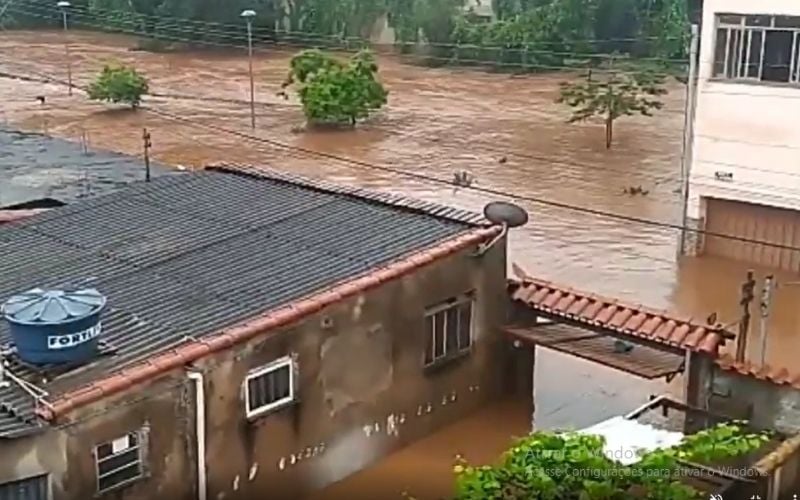 Rio Maranhão transborda e deixa vários bairros alagados em Congonhas