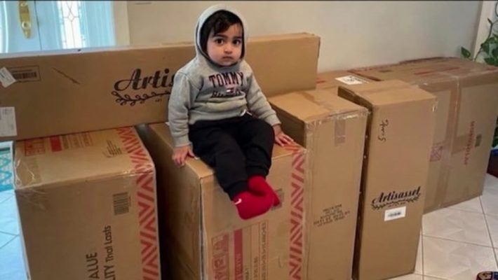 Menino de dois anos faz compra de mais de R$10 mil com celular da mãe