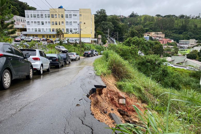 Barranco cede e parte da rua que dá acesso ao HNSD fica destruída