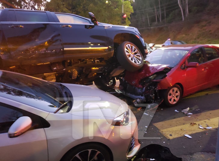Ao volante de carro de grande porte, Arnold Schwarzenegger atropela veículo menor