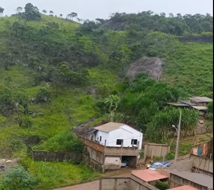 Barranco cede e assusta moradores do bairro Santo Antônio, em Barão