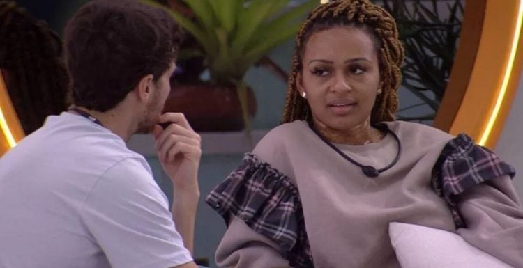 Participantes do BBB22 começam a jogar as cartas no jogo e Natália fala sobre estrelato de Vyni