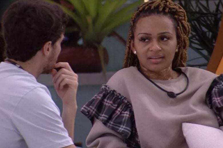 Participantes do BBB22 começam a jogar as cartas no jogo e Natália fala sobre estrelato de Vyni