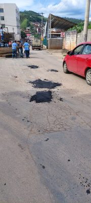 Após período chuvoso deixar buracos nas ruas, Prefeitura de Monlevade recupera vias com asfalto a quente