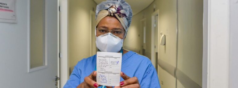 “Os casos que temos hoje no hospital são de pessoas não vacinadas”, alerta a primeira imunizada em Minas Gerais