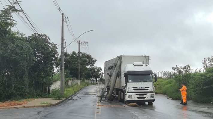caminhão atingiu rede elétrica