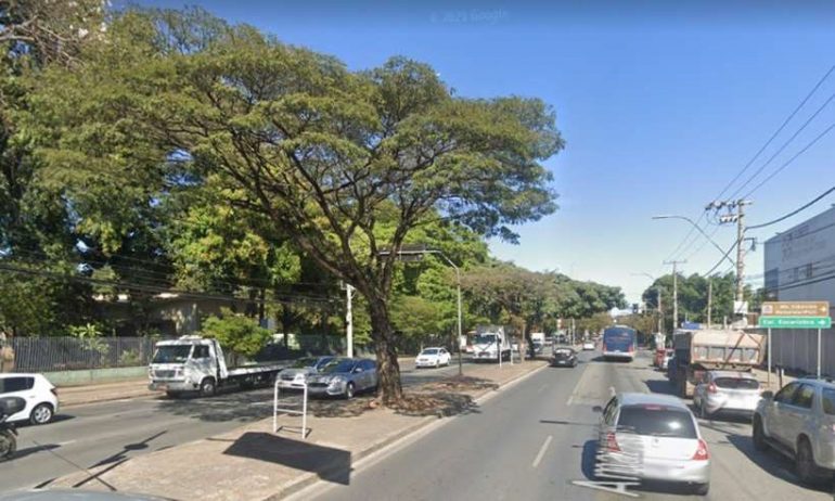 Sem capacete, colombiano bate moto em árvore e morre