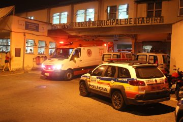 Homem é socorrido por populares após ser baleado no Fênix