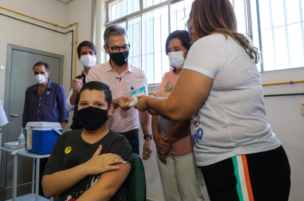 Covid: 1ª criança vacinada em Minas tem dez anos e mora em Vespasiano