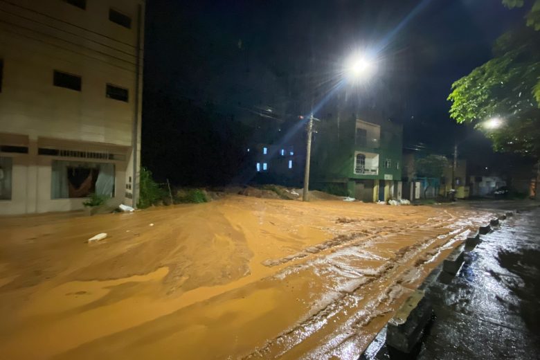 Lamaçal invade Avenida Cristina Gazire e Transita interdita local