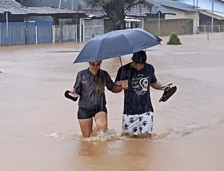 Clínica é invadida pelas águas em Rio Piracicaba: “Vi tudo flutuando”, diz proprietário