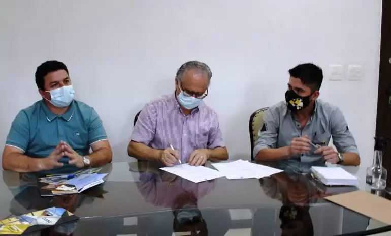 Dr. Laércio dá ordem de serviço para construção de nova ponte no bairro Santa Cruz