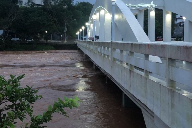 Nova Era: Prefeitura faz apelo para que população ribeirinha deixe suas casas