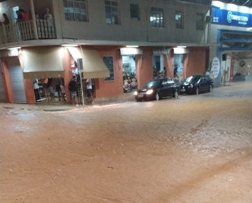 Cheia em córregos provoca alagamentos em Santa Maria de Itabira