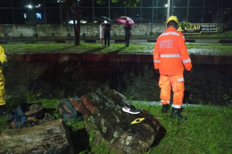 Corolla cai no canal e motorista é resgatado pelos bombeiros em Itabira