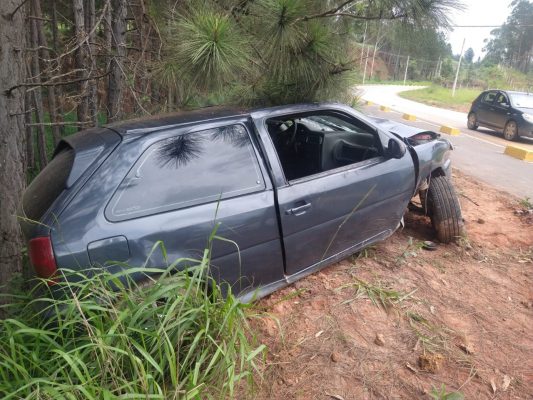 motorista-perde-o-controle-e-bate-contra-poste-no-bairro-pedreira