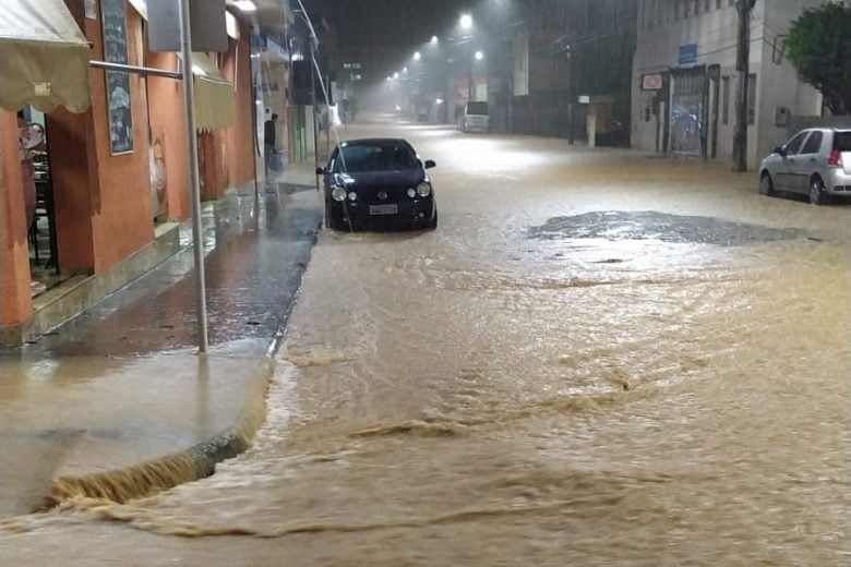 Chuvas na noite do primeiro sábado do ano castigam Santa Maria de Itabira