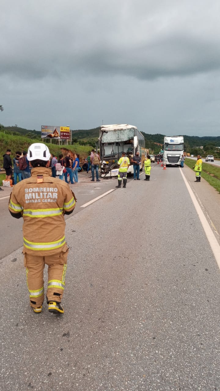 Colisão entre carreta e ônibus deixa oito pessoas feridas na BR-040