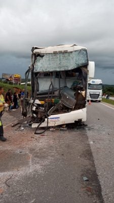 Colisão entre carreta e ônibus deixa oito pessoas feridas na BR-040