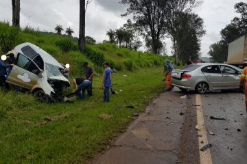 Colisão entre carros mobiliza equipes de resgate na MG-050