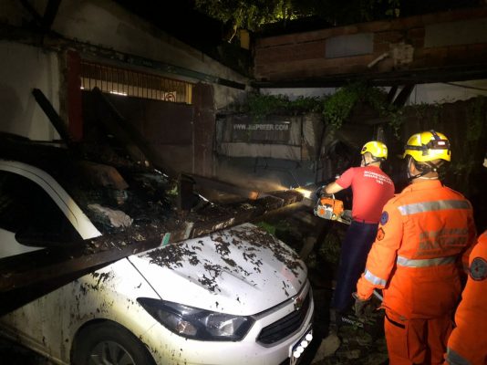 Teto desaba e atinge carros em BH