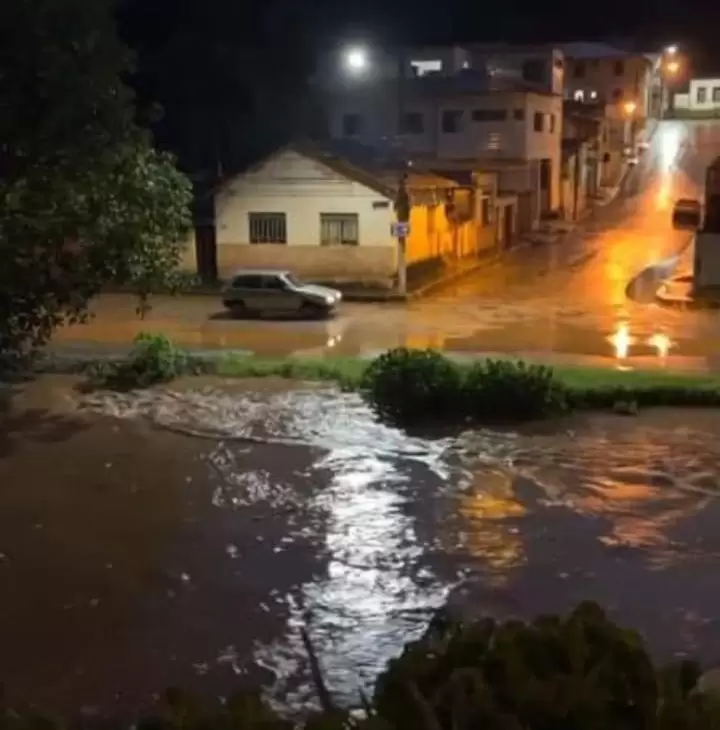 Chuva forte alaga rua de Barão de Cocais e deixa Prefeitura em alerta
