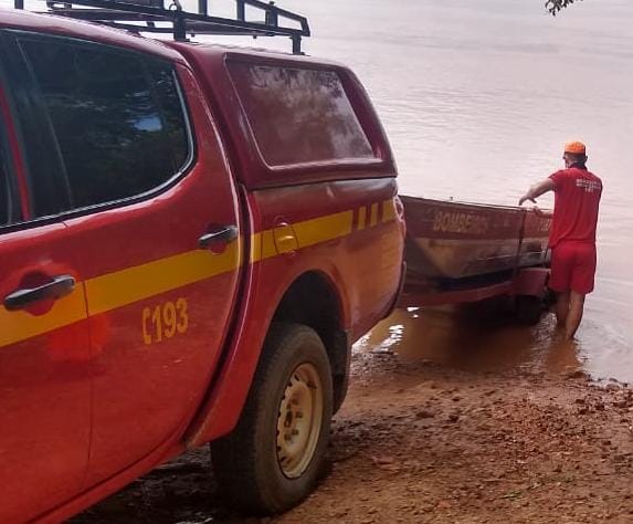 Bombeiros escapam após barco virar no Rio Santa Bárbara
