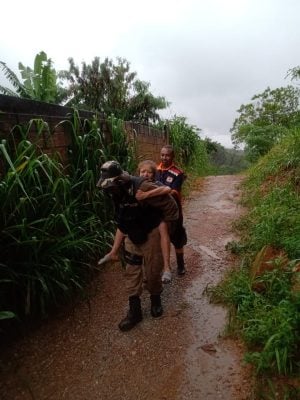 Policiais e Defesa Civil resgatam idosos que estavam em local de risco, em Ibirité