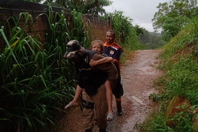 Policiais e Defesa Civil resgatam idosos que estavam em local de risco, em Ibirité