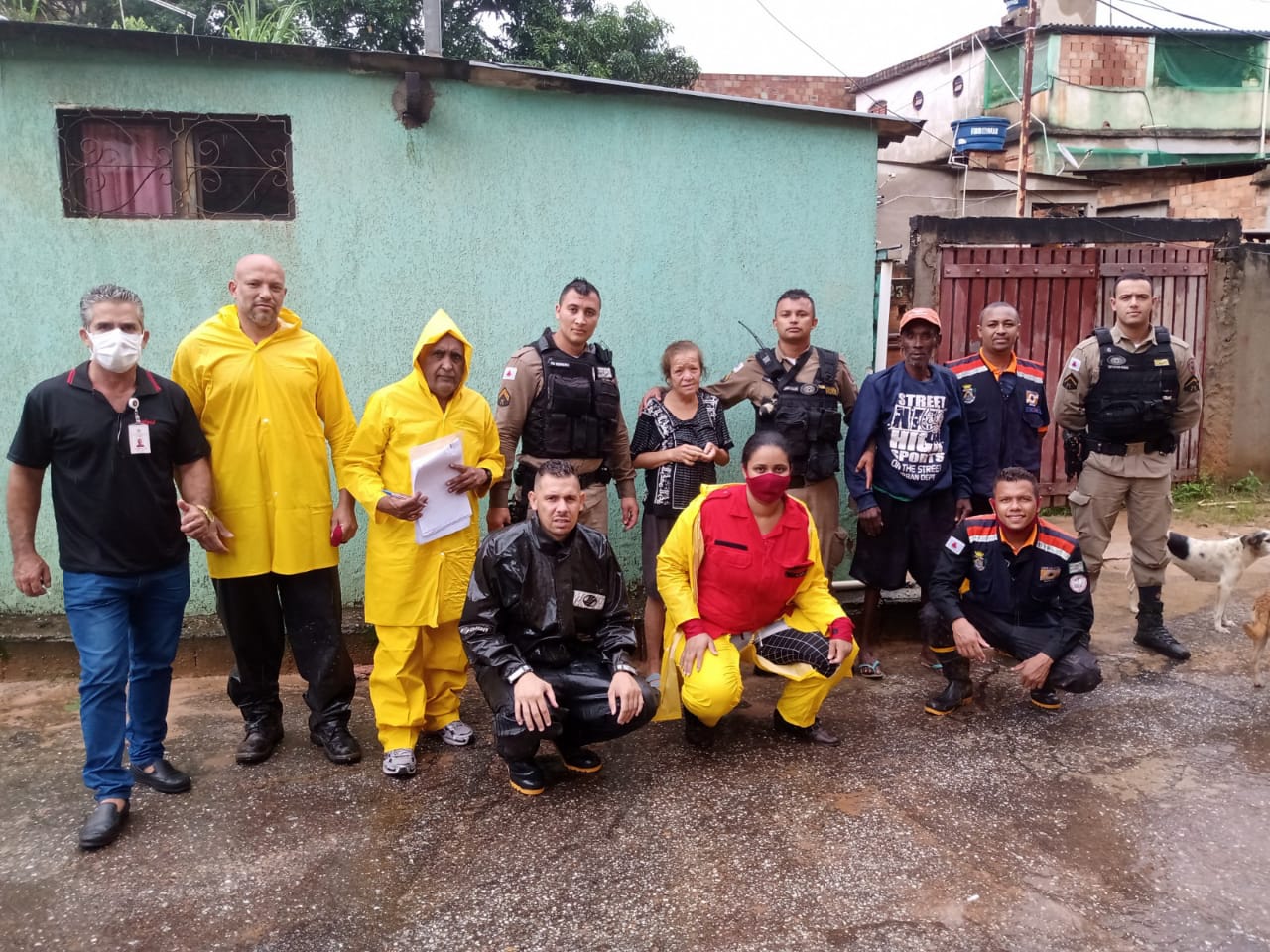 Policiais e Defesa Civil resgatam idosos que estavam em local de risco, em Ibirité