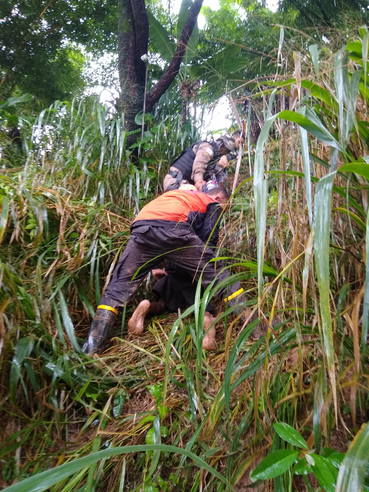 Policiais e Defesa Civil resgatam idosos que estavam em local de risco, em Ibirité