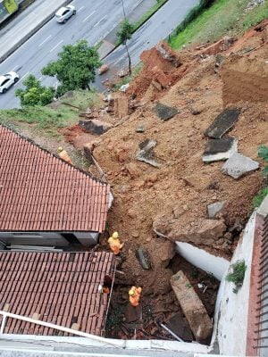 Barranco desliza e atinge prédio no bairro Aparecida, em BH