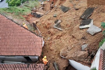 Barranco desliza e atinge prédio no bairro Aparecida, em BH