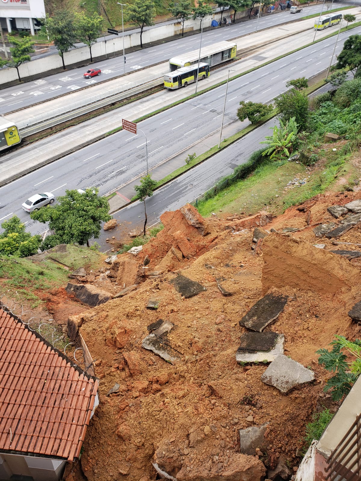 Barranco desliza e atinge prédio no bairro Aparecida, em BH