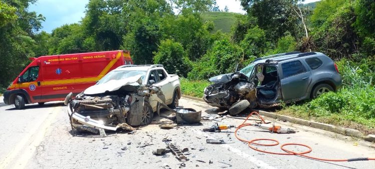 Colisão frontal deixa três feridos na BR-262 em Manhuaçu
