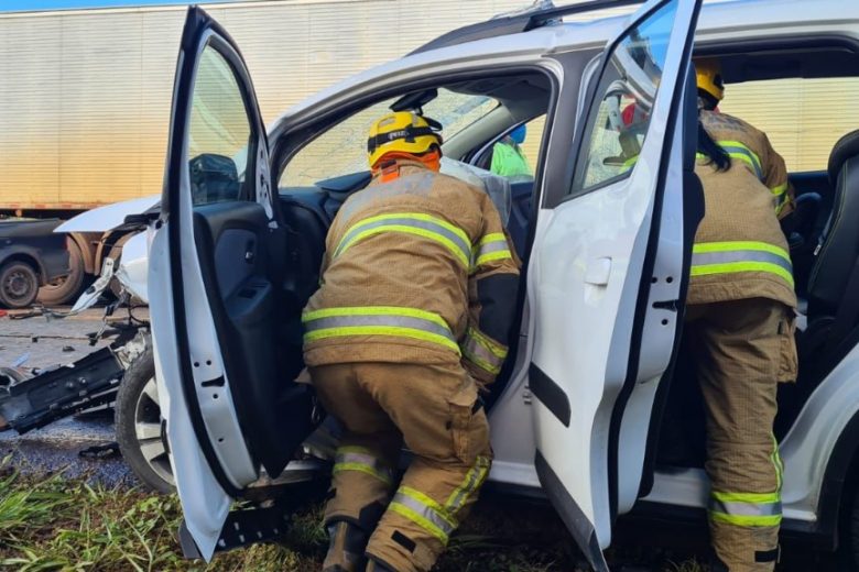 Três pessoas ficam feridas em acidente na MGC-135, em Montes Claros