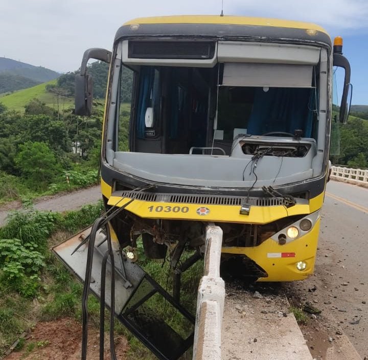 Ônibus quase despenca de ponte em Rio Piracicaba