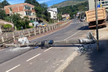 Caminhão derruba poste e interdita a avenida Carlos Drummond de Andrade