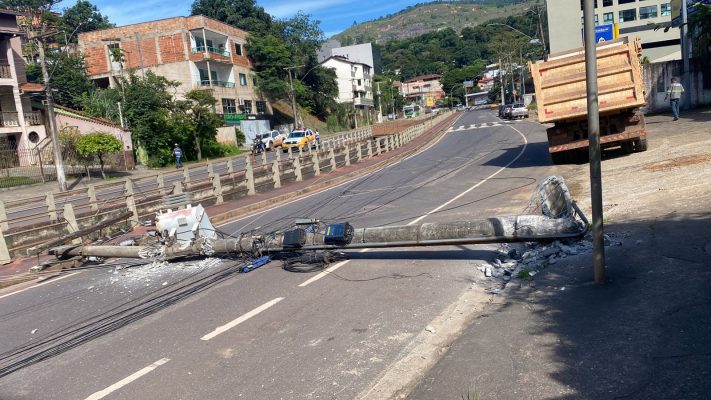 caminhao-derruba-poste-e-interdita-a-avenida-carlos-drummond-de-andrade