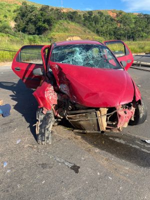 Colisão de carro contra poste em Contagem