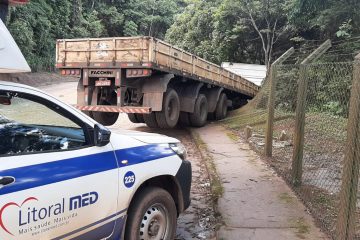 Carreta perde o controle e quase cai em barranco na via de acesso à Mina de Conceição, em Itabira