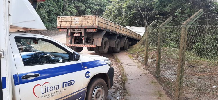 Carreta perde o controle e quase cai em barranco na via de acesso à Mina de Conceição, em Itabira
