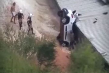 Carro cai em ribanceira e atinge casa de eventos em Itabira