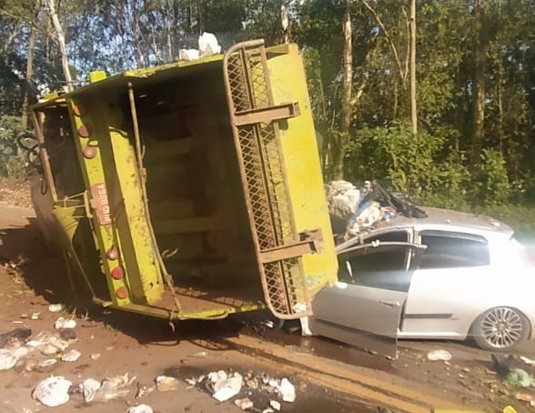 Motorista morre após tombar caminhão de coleta de lixo